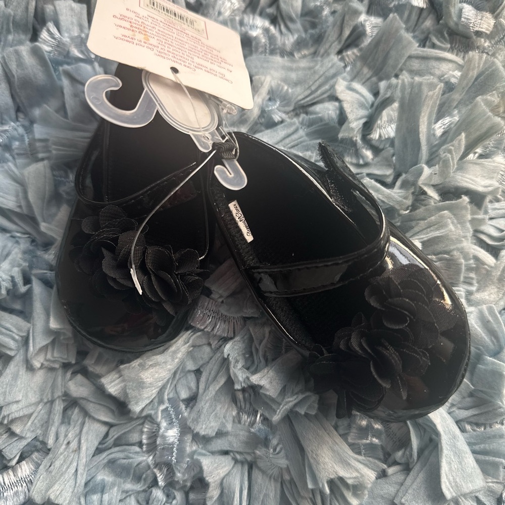 Girls Black Patent Leather Mary Jane Shoes with Flower Detail size 6-9 months